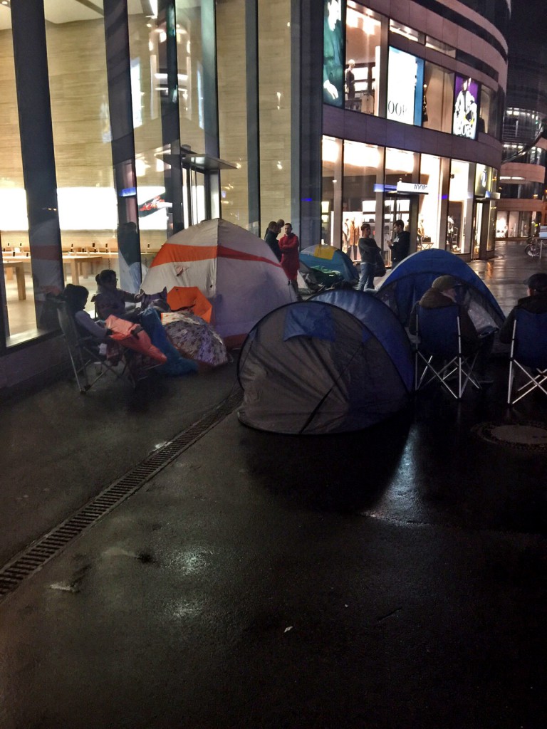 Zelten vor Apple - Regen spielt da keine Rolle Foto: MARTIN LAUPPE-ASSMANN 