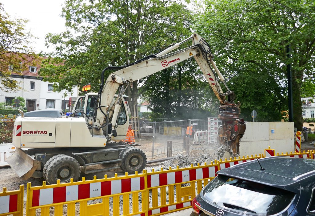 Der Bagger reißt die Schutzwände ein