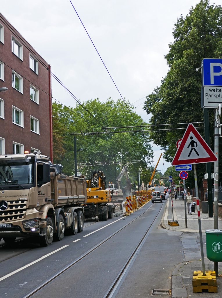 Für den Rückbau einseitig gesperrt: die Heyestraße in Gerresheim Fotos: LOKALBÜRO 