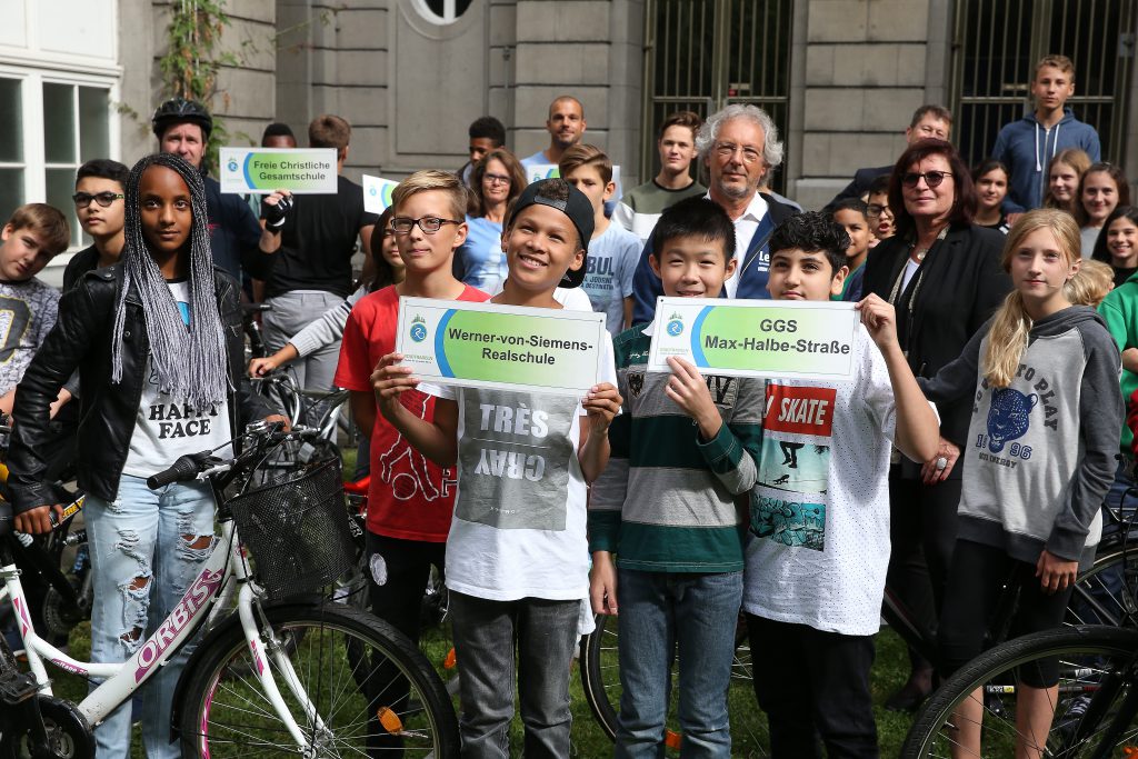 Am 05.09.2016 in Düsseldorf (Nordrhein-Westfalen).Stadtradeln, Startschuß für die Heiße Phase.Lessing Gymnasium, Ellerstr.Mit Helga Stulgies. Foto: David Young