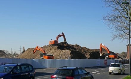 Vier Bagger gegen einen Berg