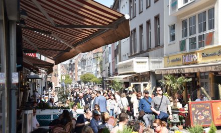 Übervoll Altstadt, Rheinufer und Erholungsgebiete