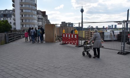 Holzbrücke am Rheinufer wird saniert