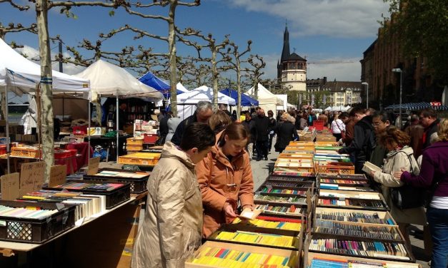 Büchermeile auf der Rheinuferpromenade
