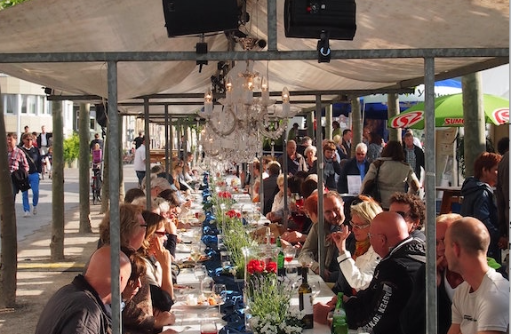 Die Lange Tafel 2017 Rheinuferpromenade Düsseldorfer Altstadt Burgplatz – Alter Hafen