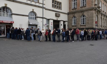 Stundenlanges Anstehen für eine Karte