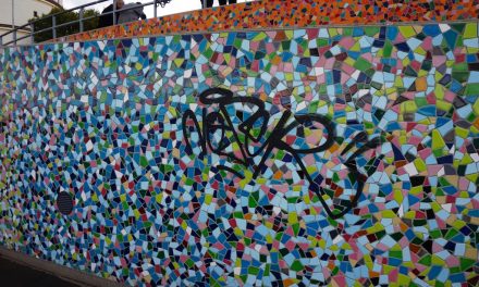Wieder beschmiert: Kuhna-Kunstwerk am Rhein