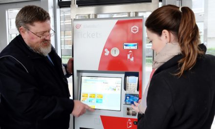 Rheinbahn-Scouts helfen beim Ticket-Kauf