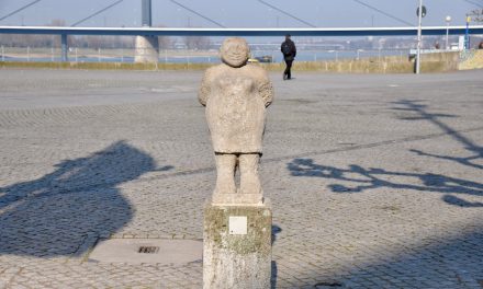 Stehende Frau ist zurück