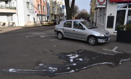 Gefährlich glatt: Gefrorene Feudel-Pfützen