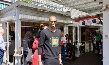 Schalker Spieler Nana Naldo auf dem Carlsplatz