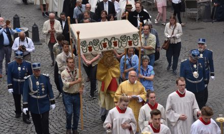 Festmesse und Prozession in der Altstadt