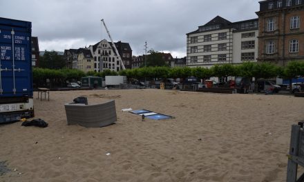 Abbau Spielfeld Beachvolleyball hat begonnen