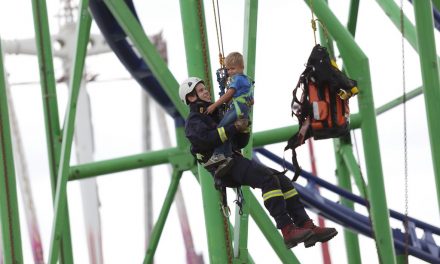 Höhenretter der Feuerwehr üben den Einsatz auf der Rheinkirmes