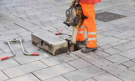 Reparaturtrupps für Altstadtpflaster unterwegs