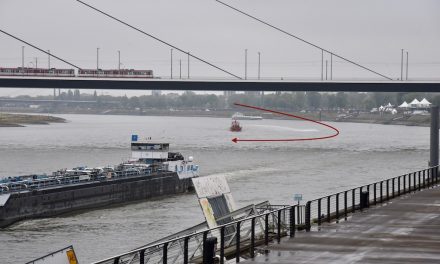 Feuerwehrlöschboot füllt den Rhein mit Wasser auf