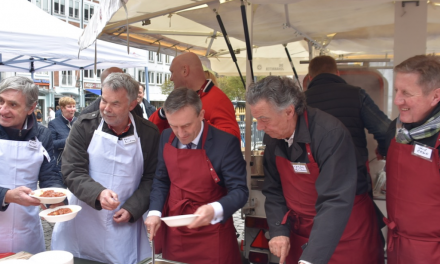 Düsseldorfer Jonges kochen für Bedürftige