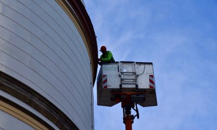 Schloßturm strahlt zum Welt-Mädchentag in rot