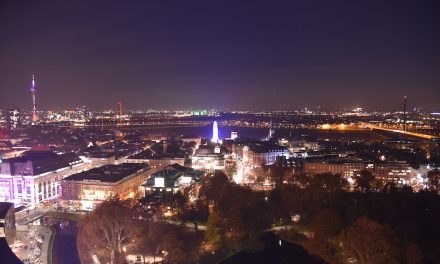 Glühwein über den Dächern von Düsseldorf