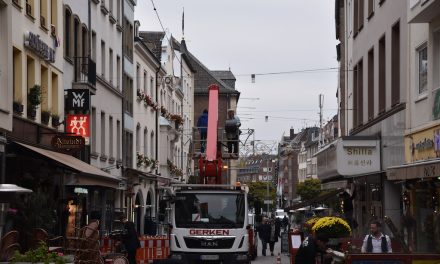 Weihnachtsbeleuchtung in der Altstadt wird montiert