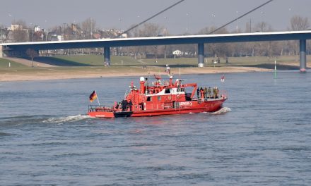Brand auf Rheinschiff: Feuerwehr löscht Entstehungsbrand – Keine Verletzten