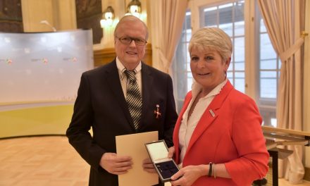 Regierungspräsidentin Radermacher überreicht Heribert Klein das Verdienstkreuz 1. Klasse