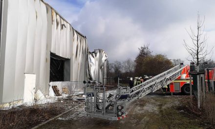 Feuer in Lagerhalle an der Düsseldorfer Messe — Polizei ermittelt wegen Brandstiftung