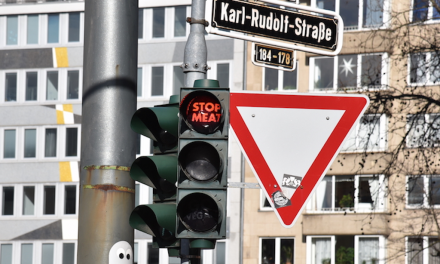 Mehrere Ampelgläser in Düsseldorf überklebt