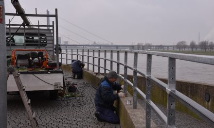 Am Rhein: Fußgänger-Absturz-Zäune erhöht