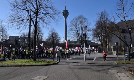 Demo legt Straßenverkehr lahm