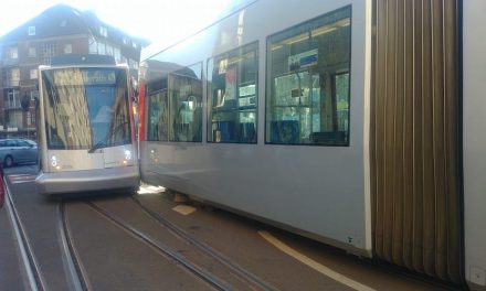 Zwei Straßenbahnen stoßen zusammen