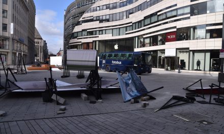 Bilder auf dem Schadowplatz fielen Sturm zum Opfer