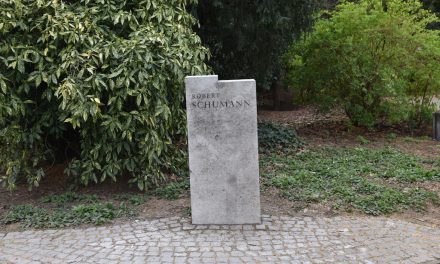 Robert Schumann Büste im Hofgarten wird restauriert