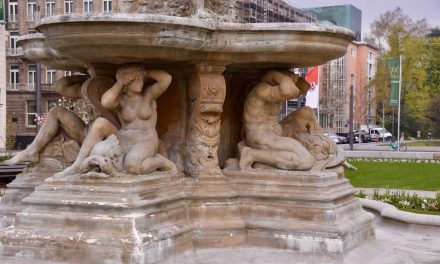 Reparaturen am Schalenbrunnen haben begonnen