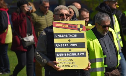 Zahlreiche Taxifahrer protestierten in Düsseldorf