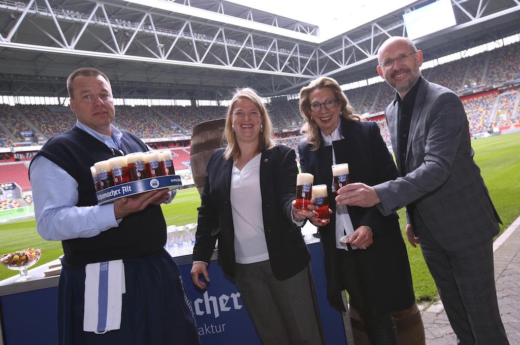 Köbes Frank Wackers, Nina Thea Ungermann, Gertrud Schnitzler Ungermann, Geschäftsführung Schumacher Altbier-Manufaktur, und Michael Brill Foto: Anke Hesse