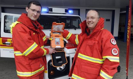 Defibrillator-Spende an DLRG Wasserrettung