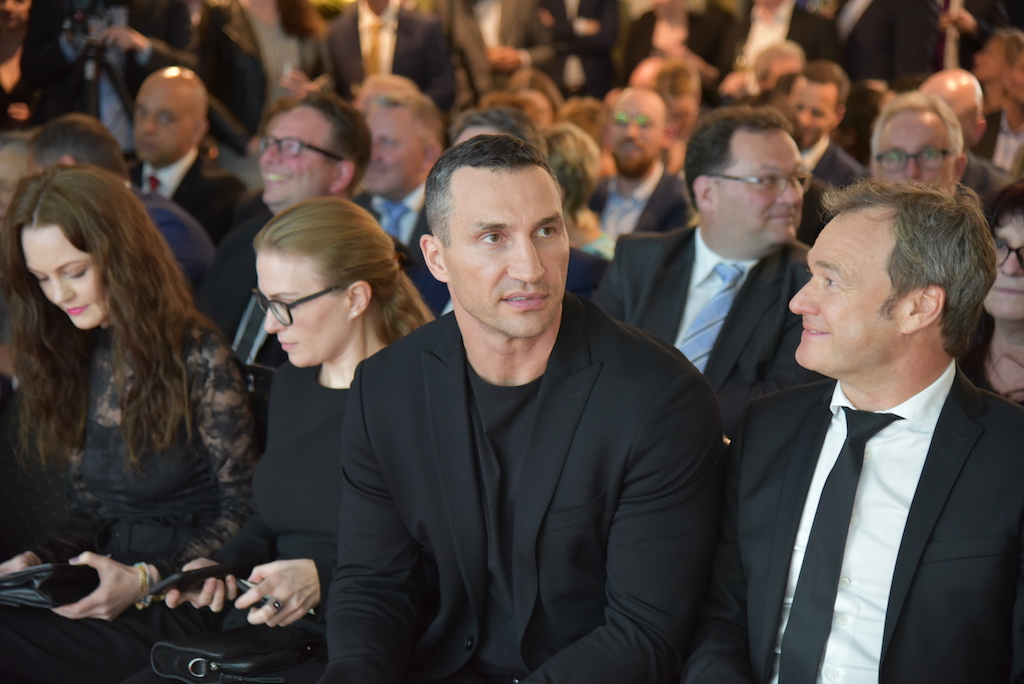 Wladimir Klitschko rechts daneben Frank Dopheide Handelsblatt Foto: LOKALBÜRO