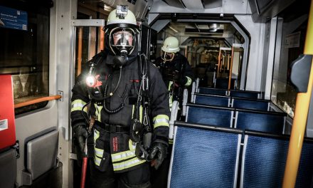 Feuerwehr Düsseldorf übt die Brandbekämpfung in der U‑Bahn