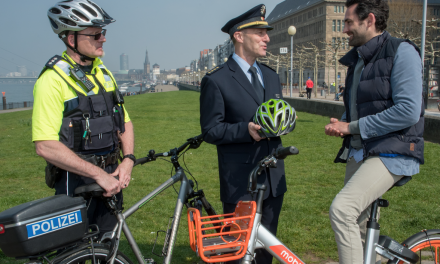 Düsseldorfer Polizei informiert — Beamte werben für Sicherheit