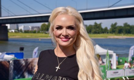 Daniela Katzenberger eröffnet die erste schwimmende Hundewiese