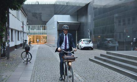 Minister kam mit dem Fahrrad zum Henkelsaal