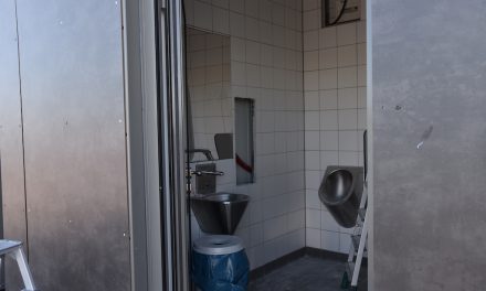 Umfangreiche Reparaturarbeiten an der neuen Toilette am Burgplatz