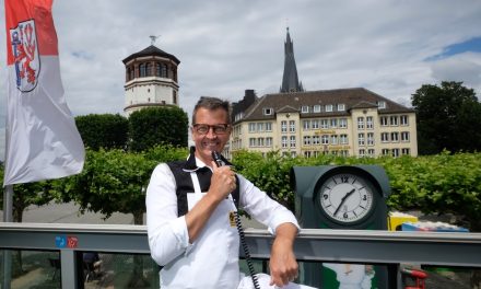 Josef Hinkel präsentierte „sein“ Düsseldorf im Doppeldecker-Bus