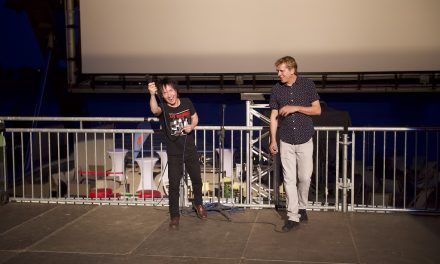 Volle Ränge und Die Toten Hosen als Überraschungsgäste beim gestrigen Saisonstart des alltours Kino