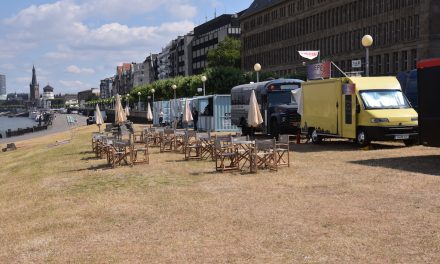 Der Stadtstrand am Mannesmannufer hat eröffnet