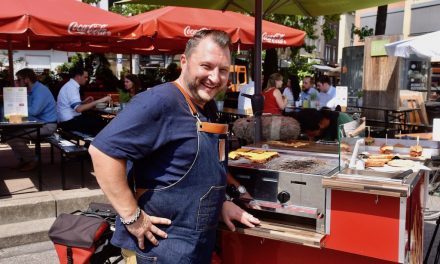 Fernsehkoch Sebastian Lege läßt Burger kosten