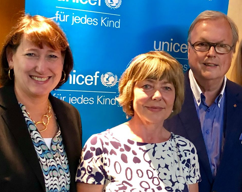 HILDEGARD MÜLLER (Vorstand) und HERIBERT KLEIN mit DANIELA SCHADT, der Lebensgefährtin unseres ehemaligen Bundespräsidenten Foto: Privat HILDEGARD MÜLLER (Vorstand) und HERIBERT KLEIN mit DANIELA SCHADT, der Lebensgefährtin unseres ehemaligen Bundespräsidenten Foto: Privat
