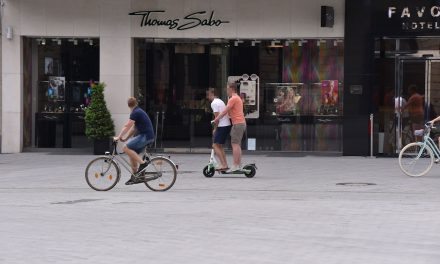 Stadt will E‑Scooter-Verleiher stärker in die Pflicht nehmen