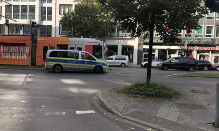 Polizeiwagen und Straßenbahn stoßen zusammen